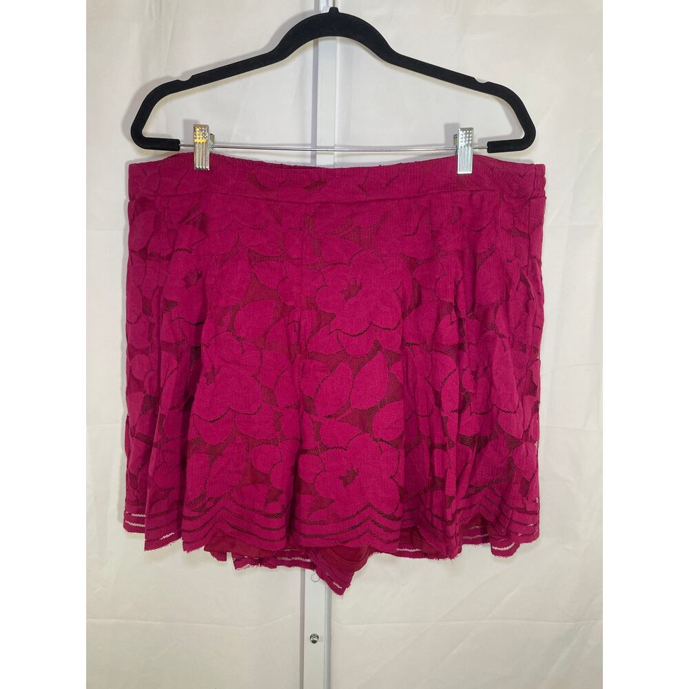NWT TORRID Floral Lace Shorts - Size 2 - Cherry Red
